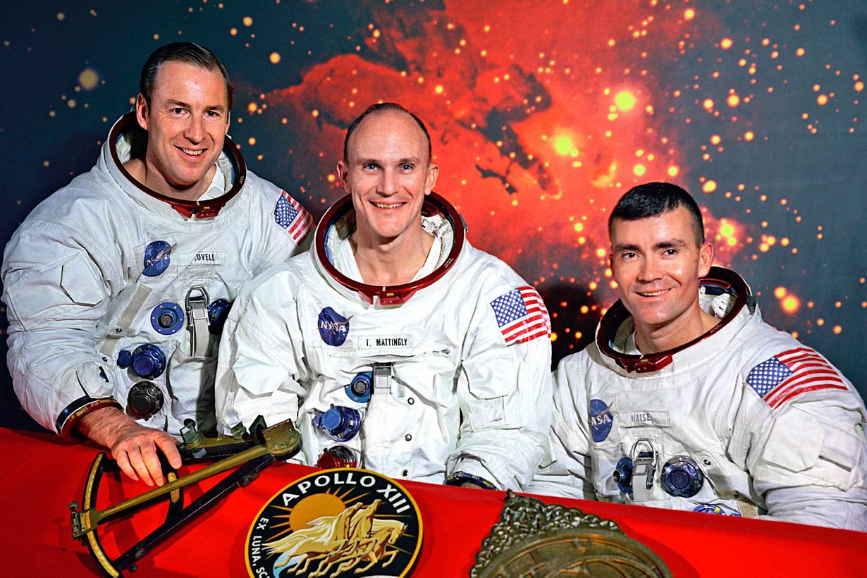 Apollo 13 -astronautit James Lovell ja Fred Haise saavat kiittää ilmastointiteippiä hengestään. Thomas Mattingly väisti vaaran saatuaan lähdön alla tuhkarokon. Kuva Nasa