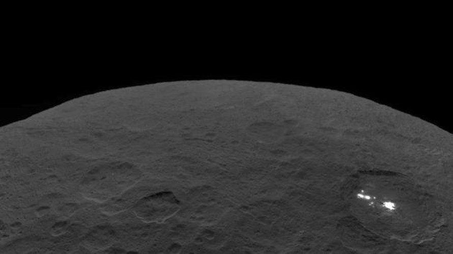 Occatorin kraatterin vaaleat läikät erottuivat kaukaa Dawn-luotaimen kuvissa ja herättivät hämmennystä. Kuva: <span class="photographer">Nasa</span>