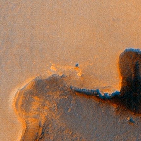 Opportunity touhuaa Victoria-kraatterilla 2.10.2006. Pisteenä kuvan keskellä näkyvän kulkijan ikuisti Marsia kiertävä Mars Reconnaissance Orbiter -luotain.
Kuva: <span class="photographer">Nasa / JPL / UA</span>