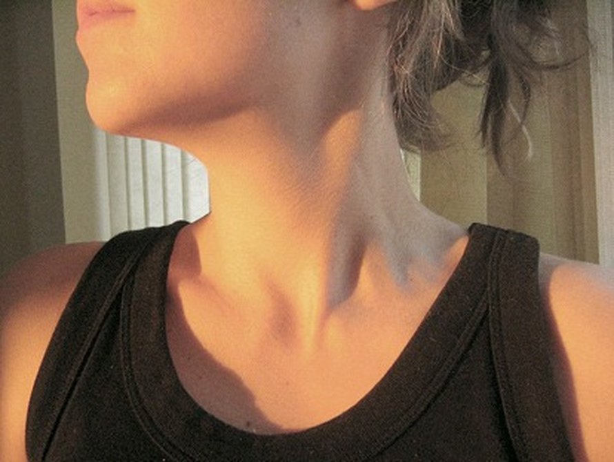 Henkäisy kaulalle vaikuttaa siihen, kuuleeko ihminen been vai peen. Kuva: <span class="photographer"><A HREF=http://en.wikipedia.org/wiki/File:Female_neck.jpg>Wikimedia Commons</A>.</span>
