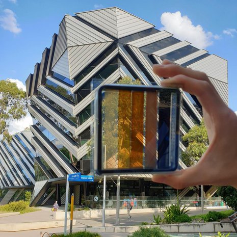 Australialainen perovskiittipaneeli päästää valoa läpi. Monash-yliopiston ja Csiro-järjestön tutkimus julkaistiin Nano Energy -lehdessä huhtikuussa. Kuva: <span class="photographer">Jae Choul Yu</span>