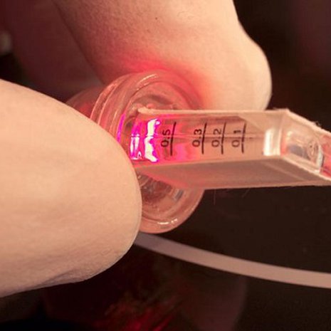 Tutkimuksessa hiirelle asennettiin implantti, jonka geenimuunnellut solut tuottivat haluttua proteiinia aina, kun ajatuksella ohjattava led-valo syttyi. Kuva: <span class="photographer">ETH Zurich.</span>