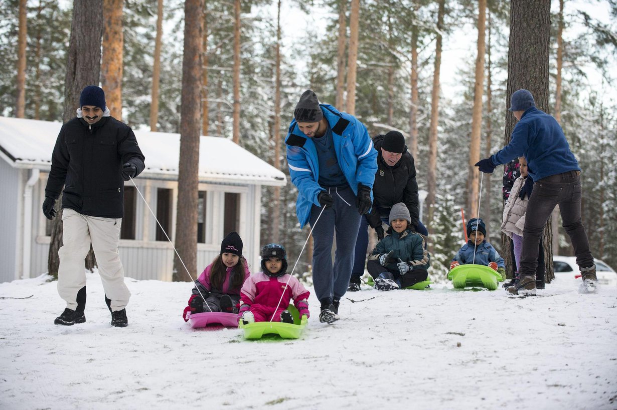 Maahanmuuttajat pulkkailevat Muhoksella. Kuva: Ville Honkonen / IS