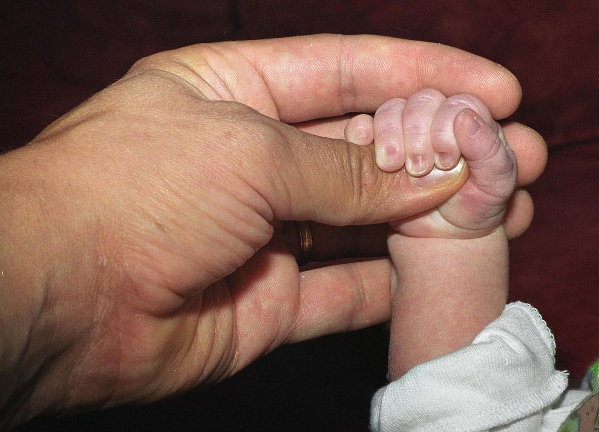 Turussa vuosina 2008–2010 syntyneistä yhdeksän prosenttia sai antibiootteja heti syntymän jälkeen. Kuvassa viikon ikäisen vauvan käsi. Kuva: Kimmo Taskinen / HS