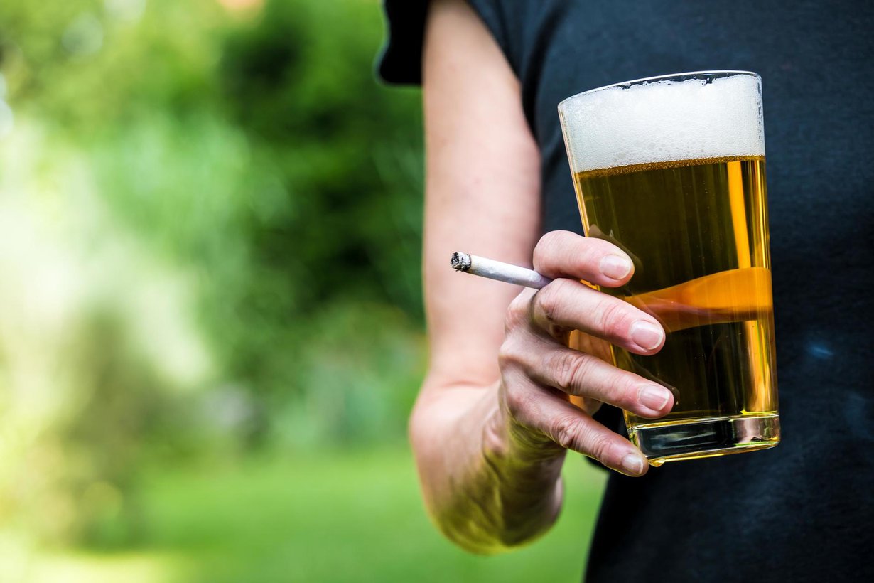 Päivittäin juovien aivot olivat keskimäärin puolisen vuotta vanhemmat kuin verrokeilla. Myös vuosikausien tupakoinnin on havaittu rappeuttavan aivoja. Kuva: Shutterstock
