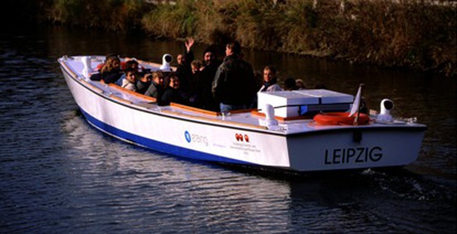 Maailman ensimmäinen vetypolttokennovene Hydra. Kuva:
<span class="photographer"><A HREF=http://en.wikipedia.org/wiki/File:Die_Hydra_in_Leipzig_I.jpg>Wikimedia Commons</A></span>