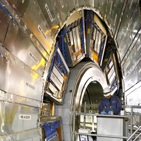 Hiukkasfyysikot ovat löytäneet sveitsiläisen Cern-tutkimuskeskuksen hiukkaskiihdyttimellä viitteitä uudenlaisesta alkeishiukkasten välisestä reaktiosta. Kuva: <span class="photographer">Pierre Albouy / Reuters</span>