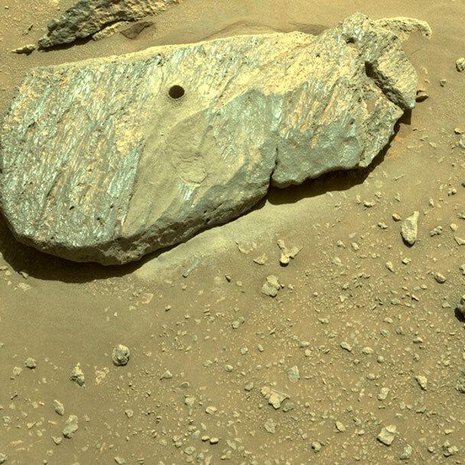 Perseverancen suunnistuskamera kuvasi porausreiän keskiviikkona 1. syyskuuta. Lohkare on nasan mukaan ”salkun kokoa”. Kuva: <span class="photographer">Nasa</span>