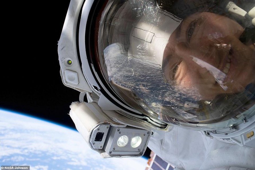 Christina Koch otti selfien avaruuskävelyllä lokakuussa 2019