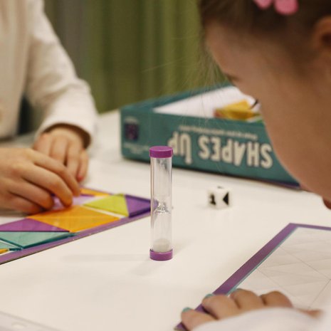 Tutkimuksissa testattiin, huijaavatko lapset, jossa heille kesken pelin tarjoutuu tilaisuus luvatta kurkistaa toisen kortit. Kuva: <span class="photographer">Anna Matilda Valli / HS</span>