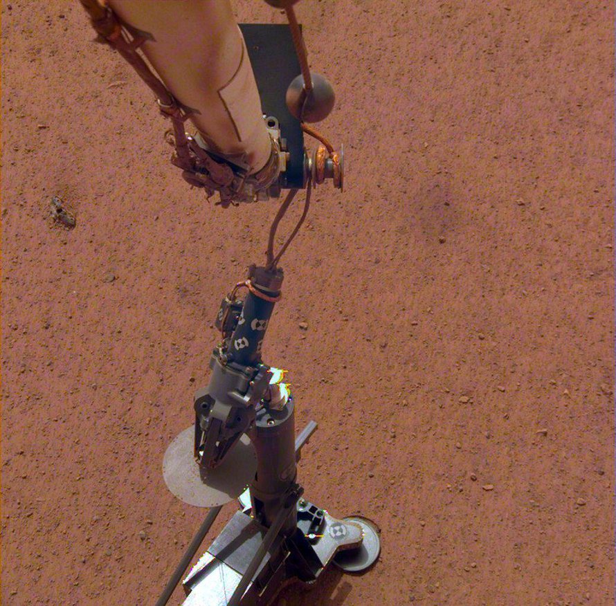 Robottikäsi asetti Marsin sisustan lämpöä mittaavan laitteen laskeutujan viereen.