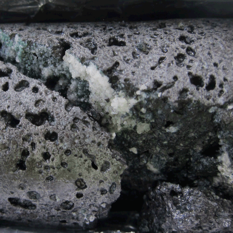 Ennätyksellisen nopeasti mineralisoitunut hiilidioksidi näkyy basaltissa valkoisina kiteinä. Kuva: <span class="photographer">Annette K. Mortensen</span>