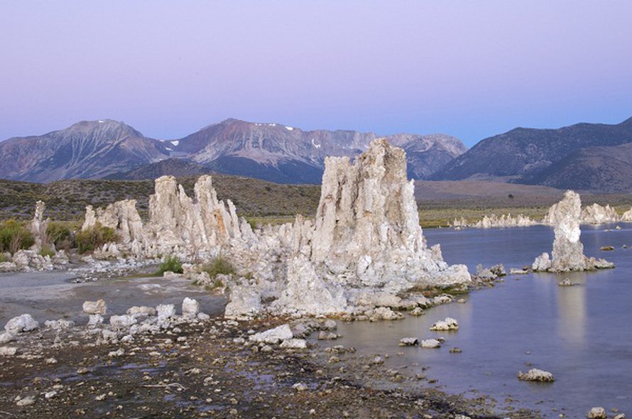 Mono Lake Kaliforniassa on tunnettu suolaisuudestaan ja korkeasta arsenikkipitoisuudestaan.