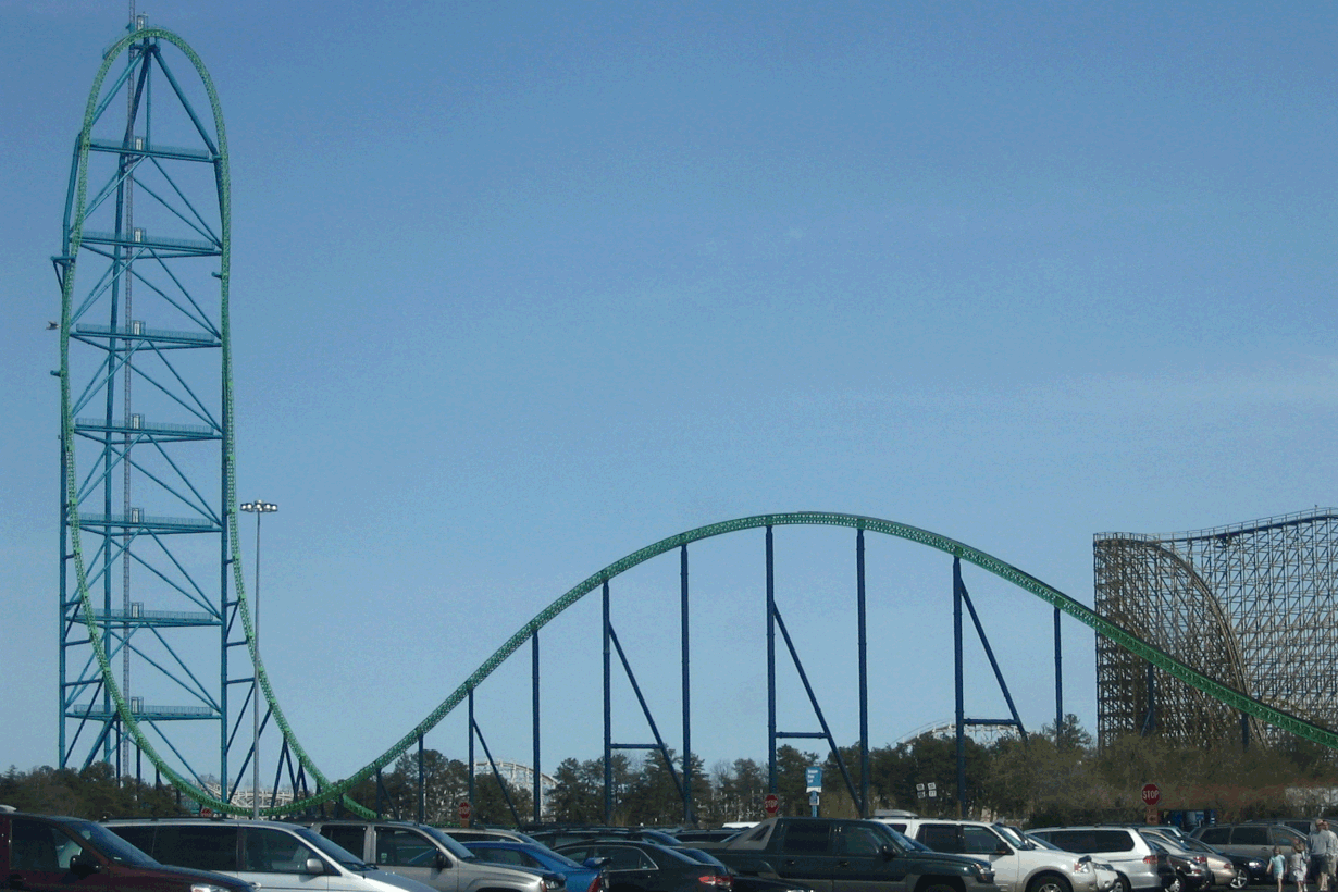 Maailman korkein vuoristorata, Kingda Ka New Jerseyssä, kutittelee vatsanpohjaa yli satametrisellä alamäellä. Kuva: Dusso Janladde/Wikimedia Commons