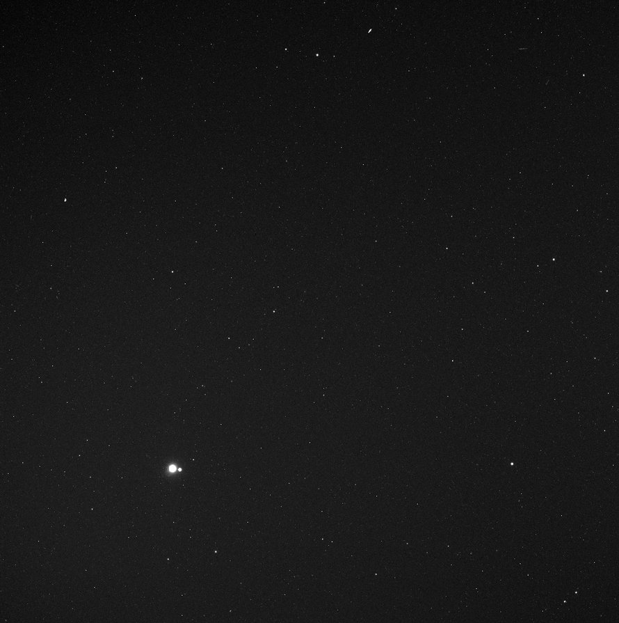 Maa ja sen vierellä pienempänä pisteenä Kuu näkyvät kuvassa, jonka Messenger-luotain otti 183 miljoonan kilometrin päästä. Kuva: <span class="photographer">NASA/Johns Hopkins University Applied Physics Laboratory/Carnegie Institution of Washington</span>