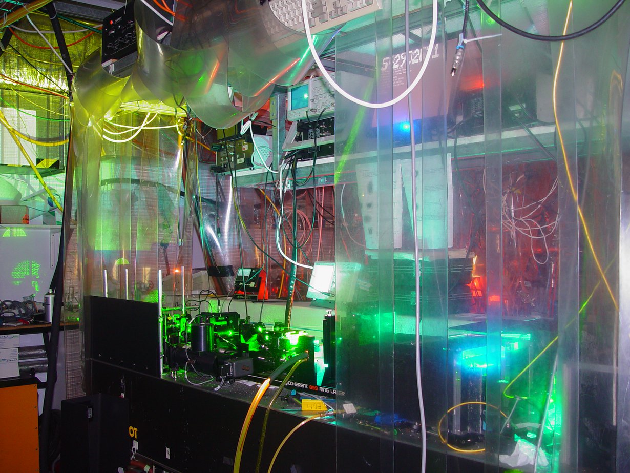 Kuvassa näkyy osa elektronin mittaamiseen käytetystä laserlaitteistosta.