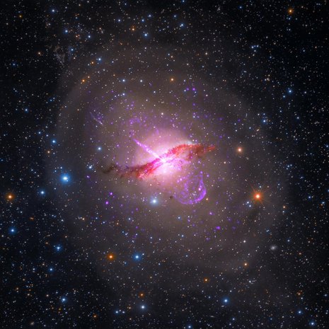 Tutkijat kuvasivat Centaurus A:n keskustassa olevaa supermassiivista mustaa aukkoa. Kuva: <span class="photographer">NASA/CXC/SAO; Rolf Olsen; NASA/JPL-Caltech</span>