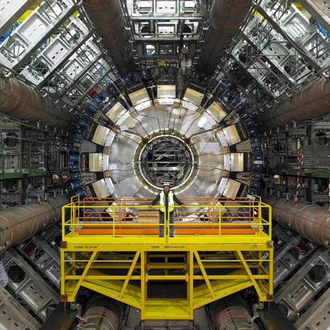 Cernin hiukkaskiihdytin loihti esiin Higgsin hiukkasen. Se saattaa paljastaa myös hiukkasen raskaat serkut. Kuva: <span class="photographer">Science Photo Library</span>