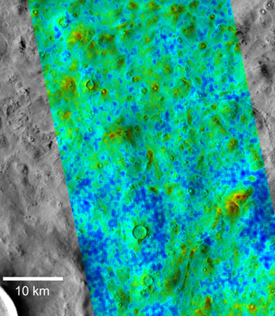 Sinisissä kohdissa vesijääkerros on lähellä ja punaisissa yli 18 sentin syvyydessä. Kuva: <span class="photographer">NASA/JPL/Arizona State University</span>