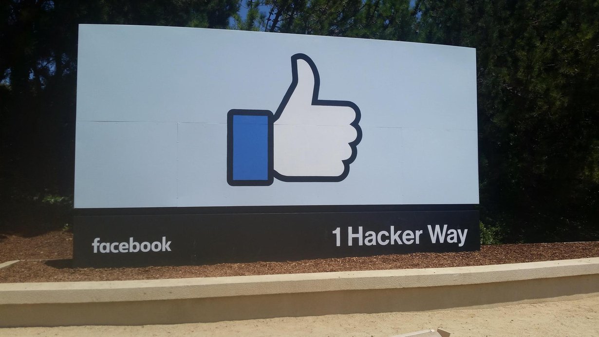 Facebookin kyltti Menlo Parkissa Kaliforniassa. Kuva: Minette Lontsie