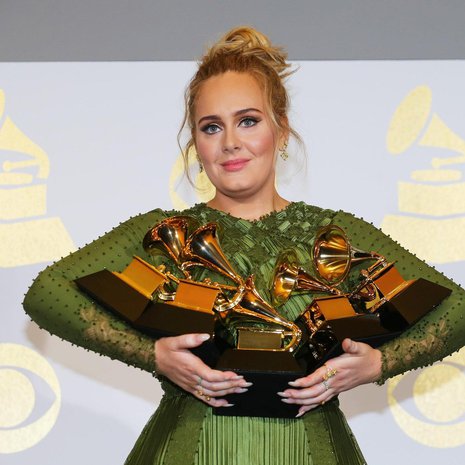 Adelen musiikki on malliesimerkki hitin anatomiasta. Laulaja voitti tänä vuonna viisi Grammy-palkintoa. Kuva: <span class="photographer">Mike Blake/Reuters</span>
