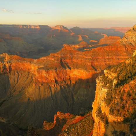Colorado-joki on uurtanut mahtavan Grand Canyonin, joka yltää 1,6 kilometrin syvyyteen. Samaa punaista kiveä löytyi Tasmaniasta. Kuva: <span class="photographer">Tobias Alt / Wikimedia Commons</span>