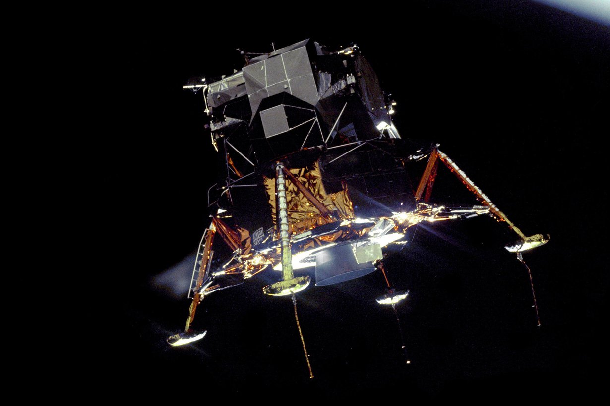 20.7.1969 Historiallinen matka alas alkaa. Kuualus Eagle on juuri irtautunut komentomoduuli Columbiasta. Kuva: Nasa