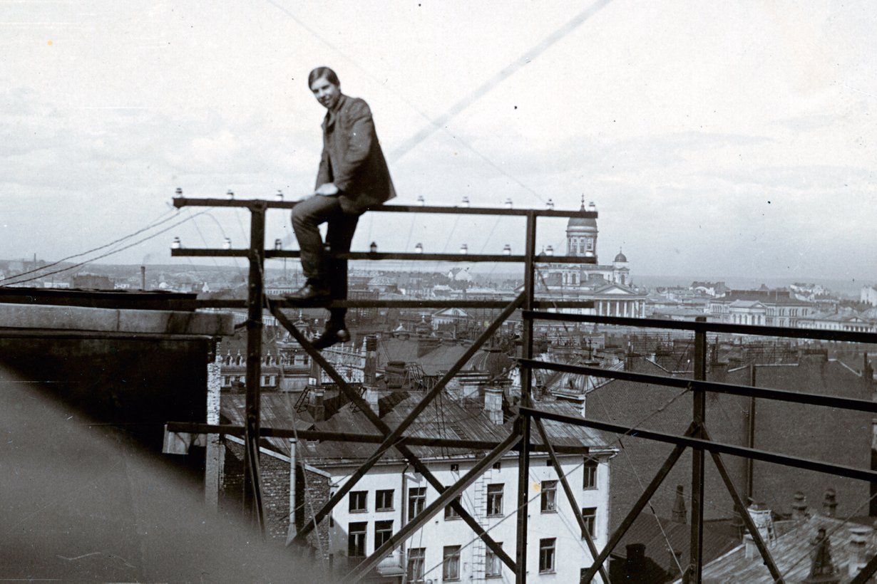 1906 elämä hymyili. Tekniikkafriikillä oli hyvä teknikon paikka tulevaisuuden alalla Helsingin puhelinyhdistyksessä. Kuva: Peter Tigerstedtin kotialbumi