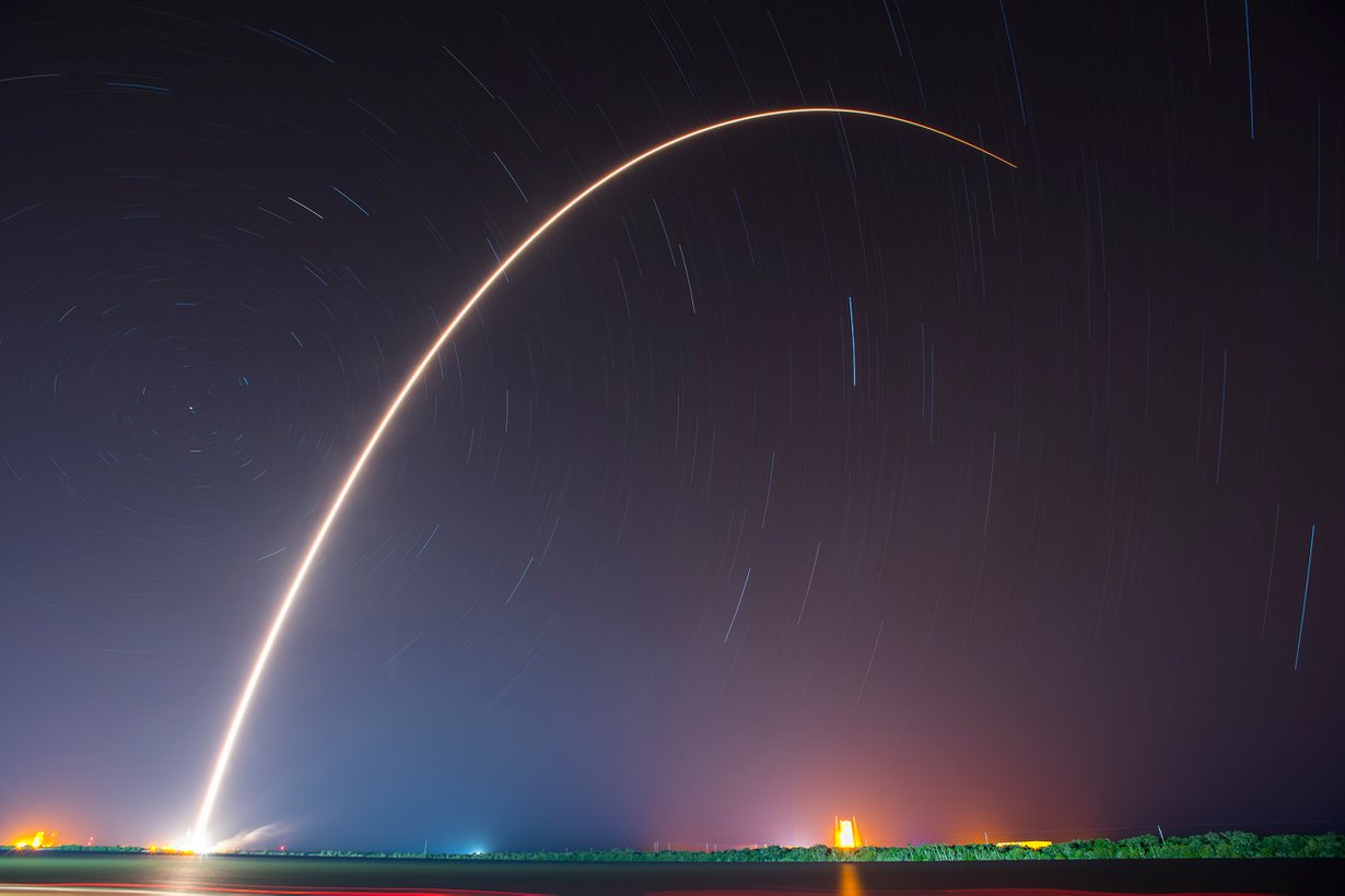 SpaceX:n Falcon 9 ampaisee matkaan Floridasta tai Kaliforniasta. Myös laskeutumislavetteja on kaksi: Atlantilla ja Tyynelljämerellä. Kuva: SpaceX