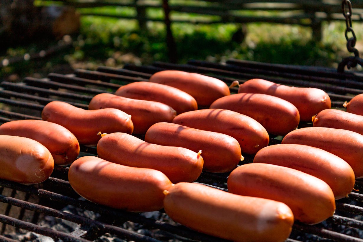 Makkara on maistunut maailman sivu – ja nyt se alkaa opettaa kestäviä ruokatapoja. Kuva: Shutterstock