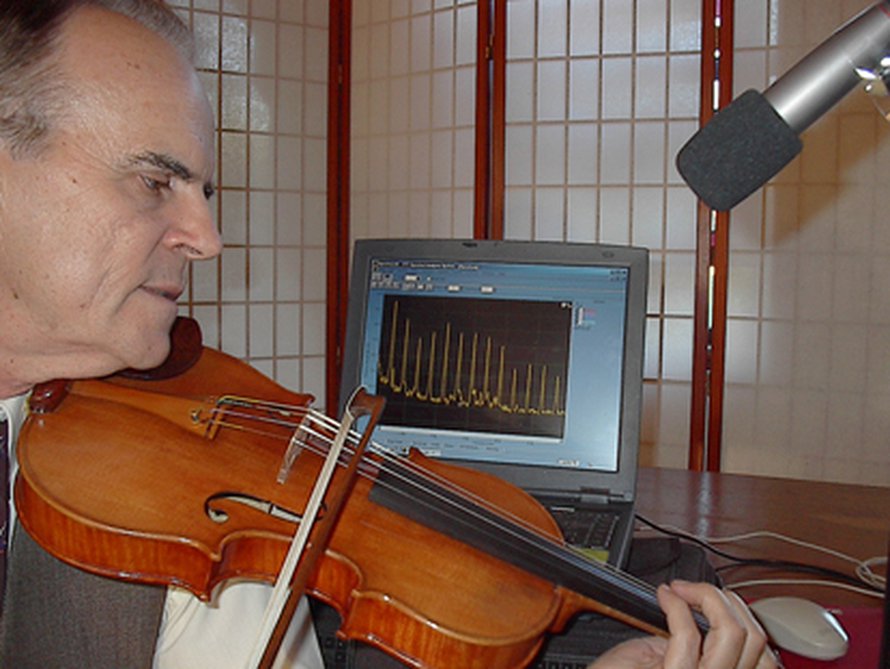 Joseph Nagyvaryn rakentamassa viulussa on käytetty samaa puunsuojausta kuin Stradivareissa. Viulun sointia testataan. Kuva: <span class="photographer">Mary Ann Watson.</span>