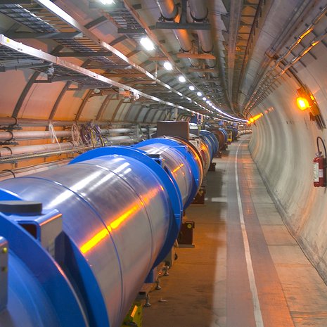 LHC-kiihdyttimen sisällä on tyhjiö.