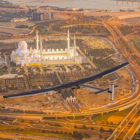 Pelkällä aurinkoenergialla lentävä Solar Impulse 2 -kone surraa Abu Dhabin yllä. Kone lähtee sieltä pian lentämään maailman ympäri. Kuva: <span class="photographer">Solar Impulse</span>