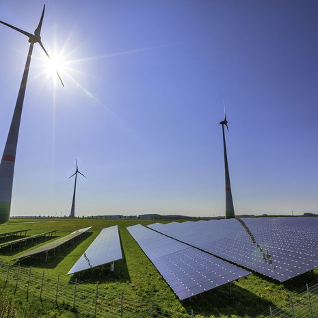 Suomessa on varaa lisätä auringon ja tuulen energiakäyttöä. Sähköstä syntyy tätä nykyä tuulivoimalla noin 5 prosenttia, aurinkovoimalla vasta 0,2. Kuva: <span class="photographer">Getty Images</span>