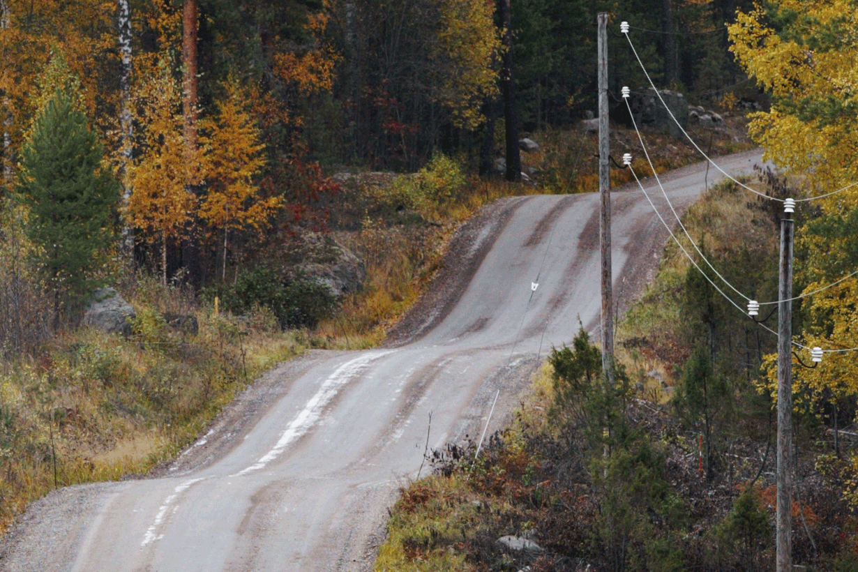 Tie kihartaa Ristiinan ja Puumalan välissä. Kuva: Jukka Gröndal