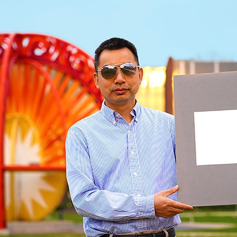 Purduen yliopiston professori Xiulin Ruan esittelee tutkijoiden kehittämää valkoista maaila. Kuva: <span class="photographer">Jared Pike / Purduen yliopisto</span>