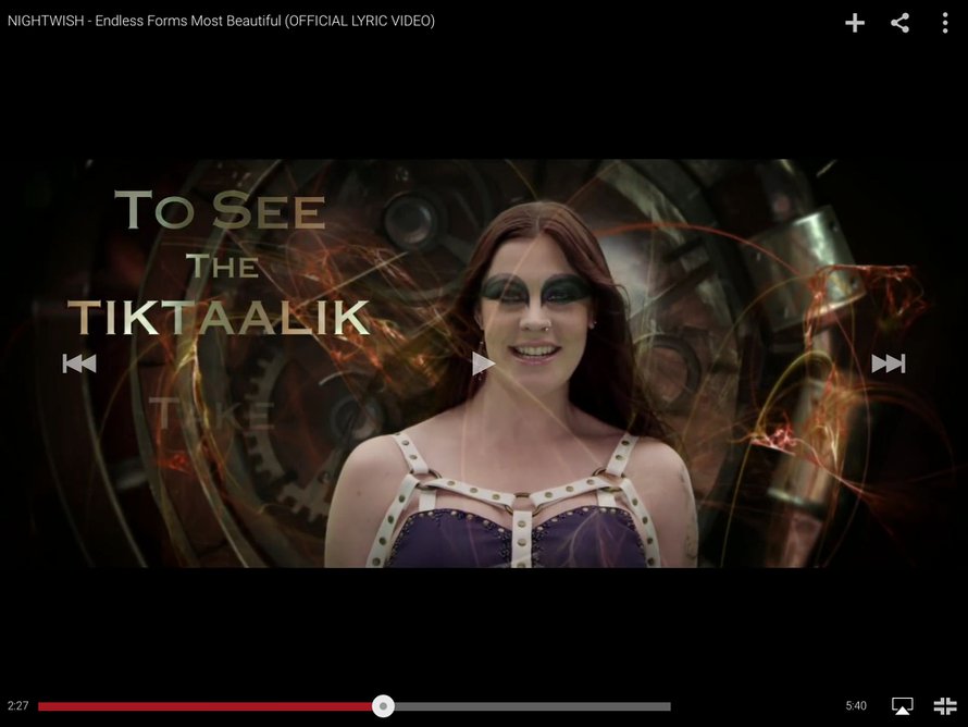 Nightwishin laulaja Floor Jansen kohtaamassa tiktaalikia, muinaiskalaa, joka pystyi punnertamaan. Kuvakaappaus kappaleen Endless forms most beautiful virallisesta musiikkivideosta.